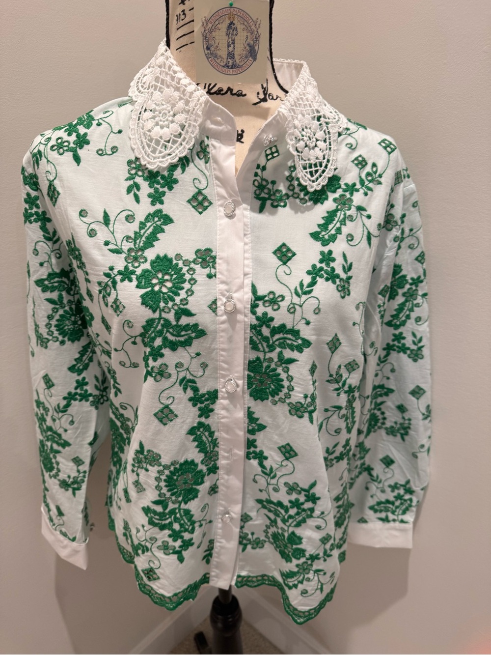 New Ariya Lace Blouse Lined In Front Green And White Floral Cutouts